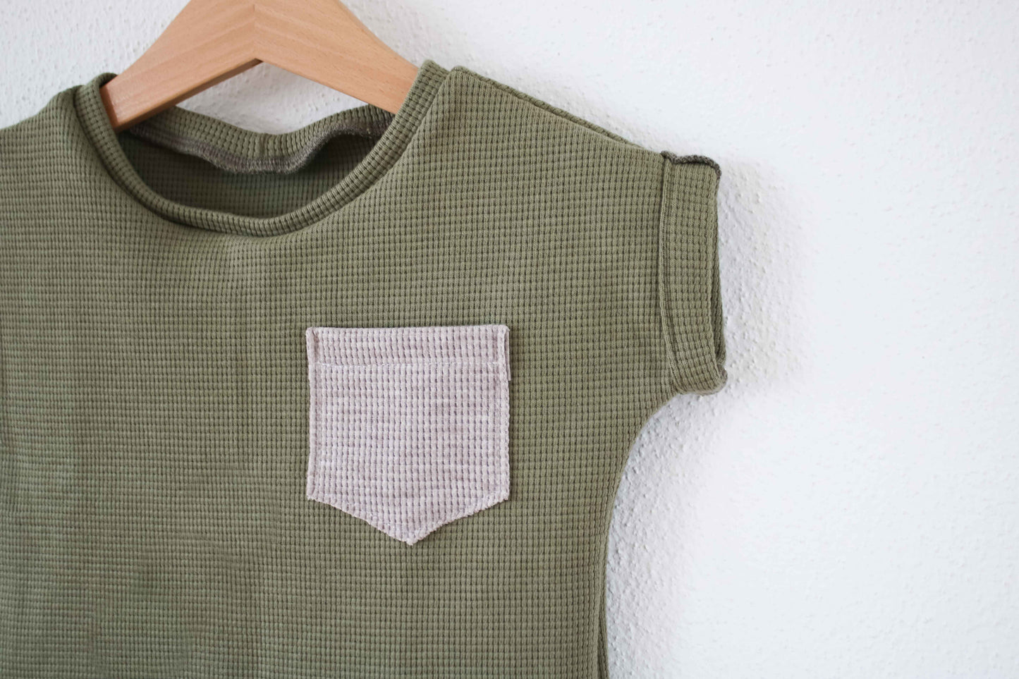 T-Shirt "Waffel" (Oliv) mit Tasche