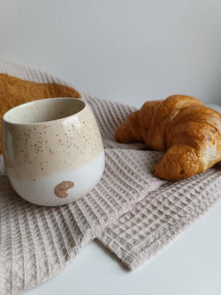 Keramikbecher "Croissant" (Beige/Weiß)