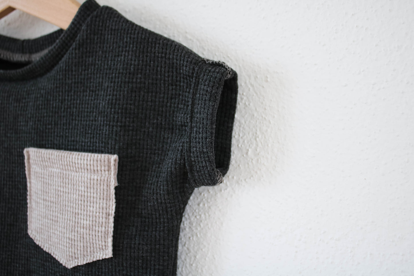 T-Shirt "Waffel" (Anthrazit) mit Tasche