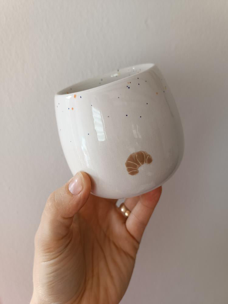 Keramikbecher "Croissant" (Beige/Weiß)