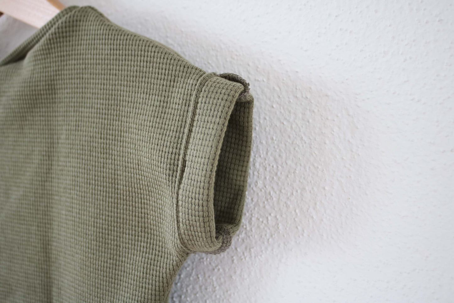 T-Shirt "Waffel" (Oliv) mit Tasche