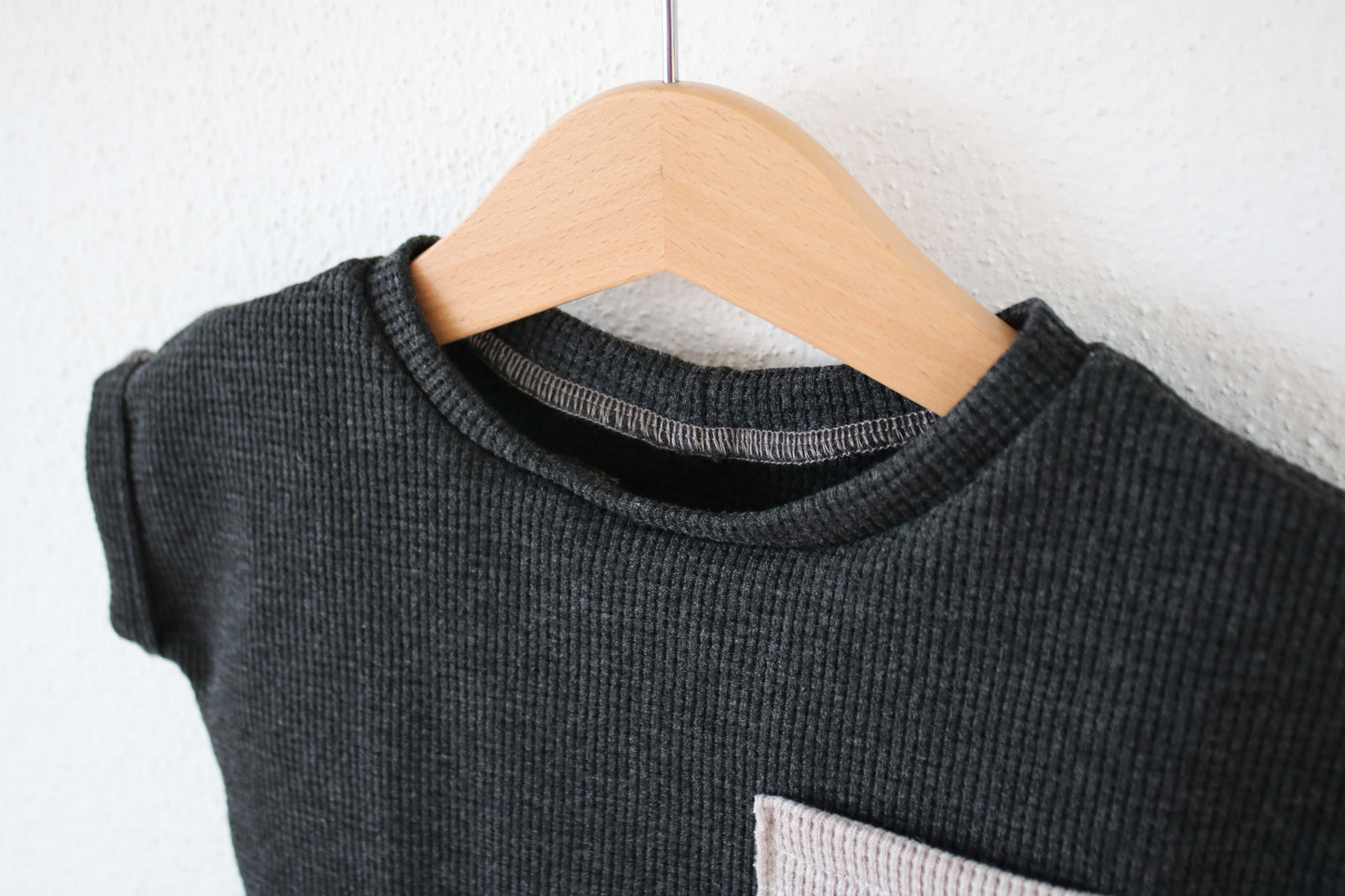T-Shirt "Waffel" (Anthrazit) mit Tasche