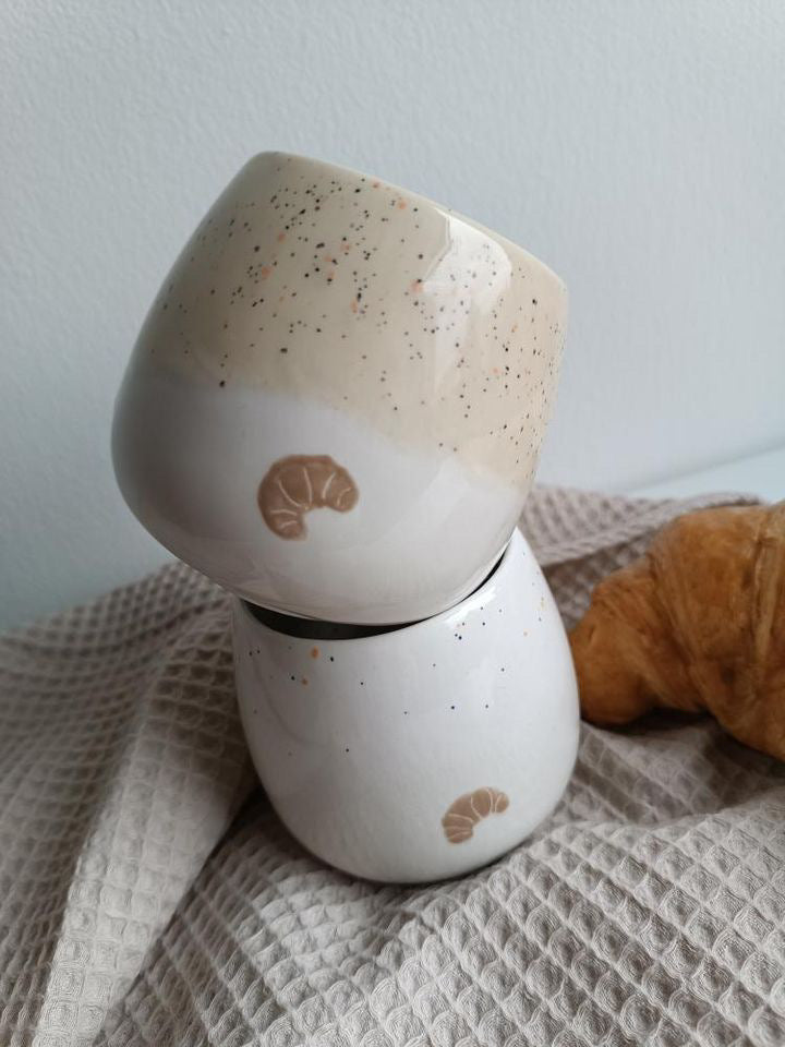 Keramikbecher "Croissant" (Beige/Weiß)