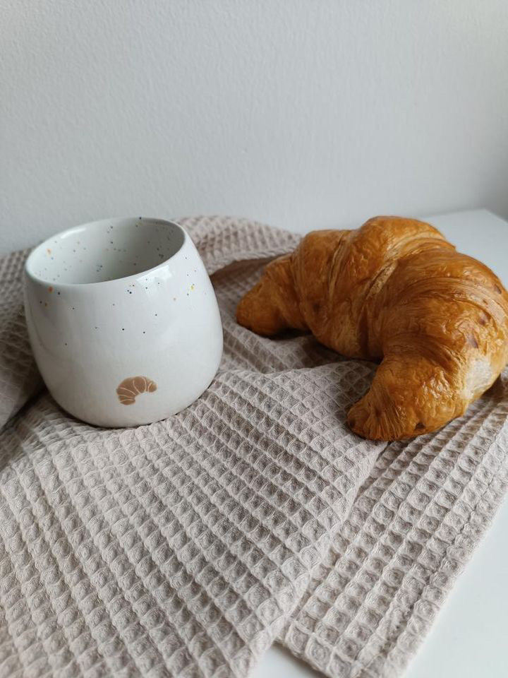 Keramikbecher "Croissant" (Beige/Weiß)