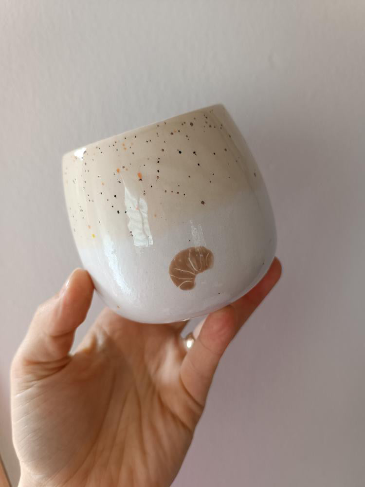 Keramikbecher "Croissant" (Beige/Weiß)