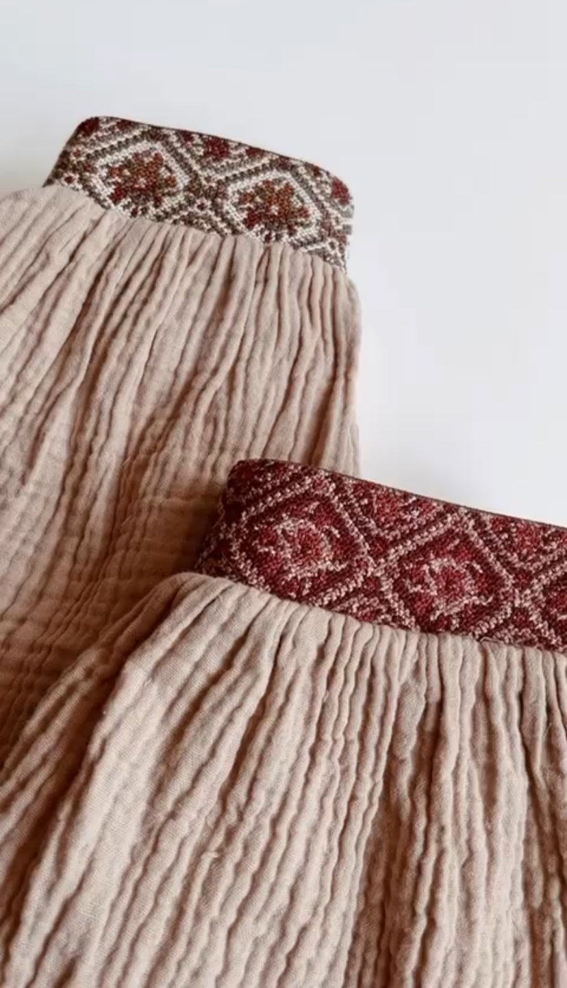 Mini Musselinrock (Taupe) mit olivgrüner Borte