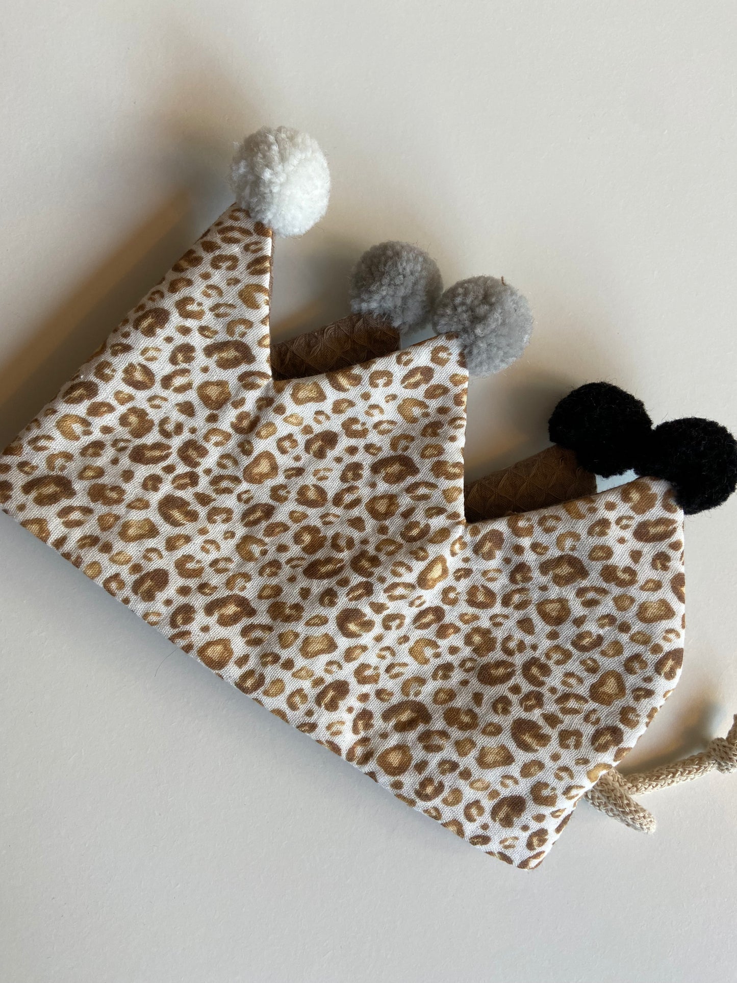 Stoffkrone zum Binden "Kinder-Geburtstag & Co" (Smokey Beige/Leo)