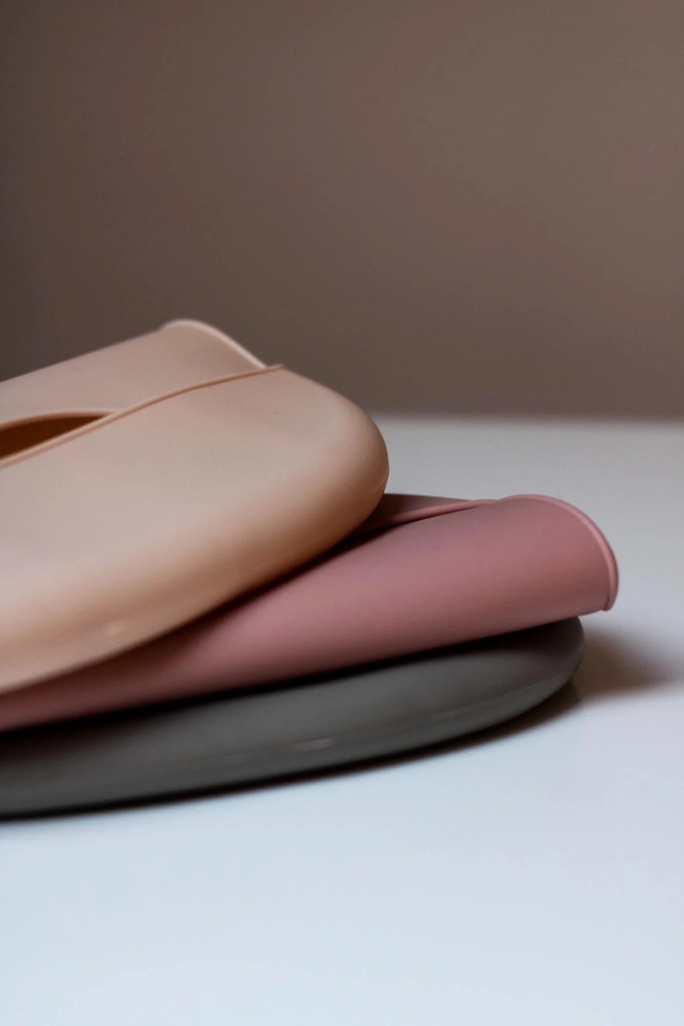 Lätzchen aus Silikon "Livia" (Hint of Mint/Mystic Lila/Cool Grey/Cosmis Latte)