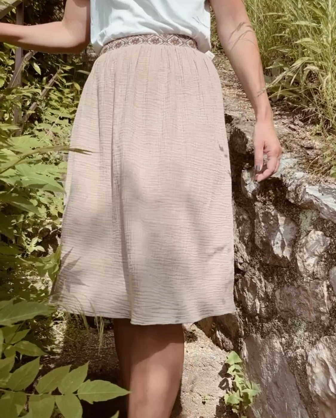 Maxi Musselinrock (Taupe) mit farbiger Borte