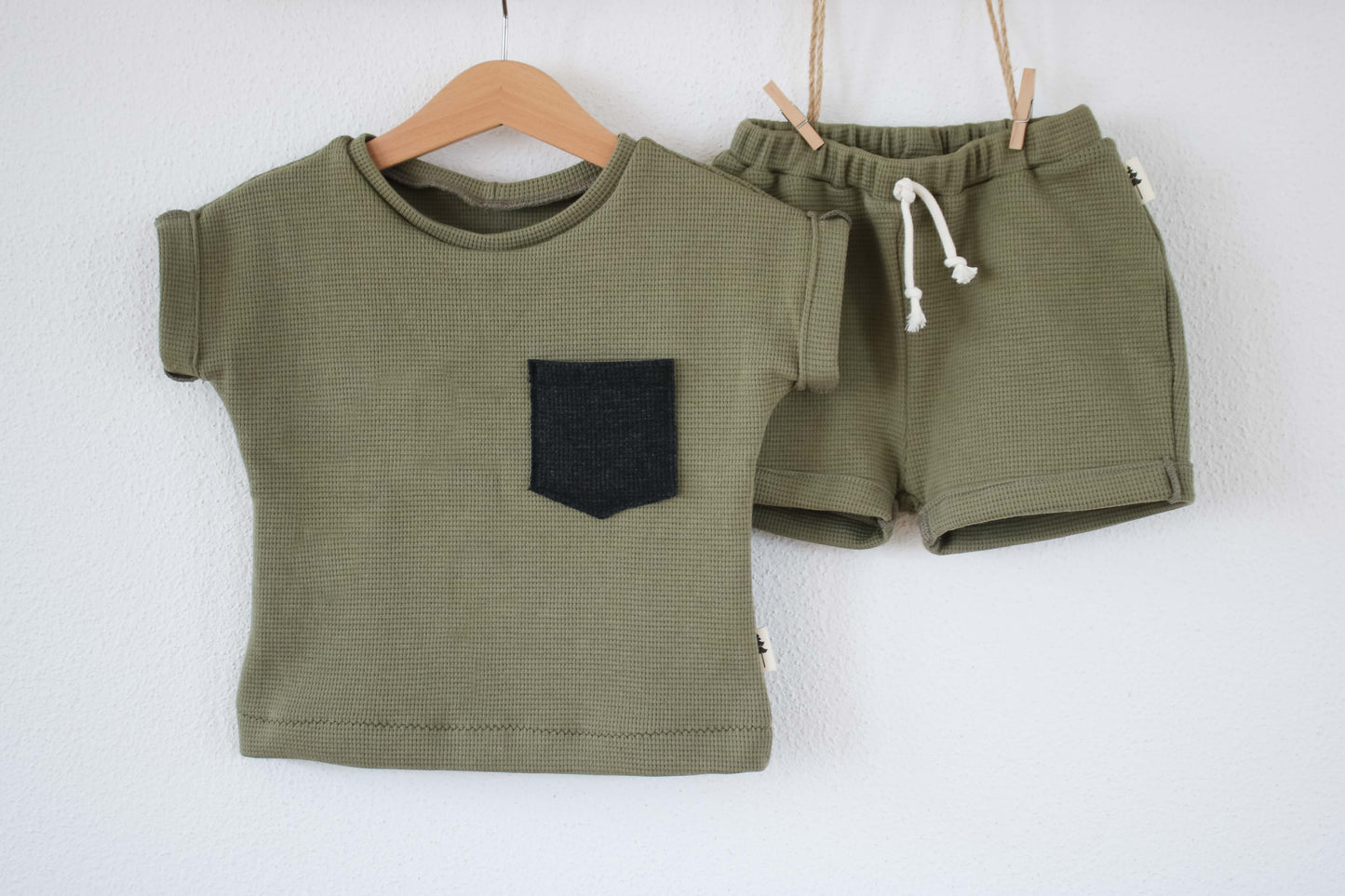 T-Shirt "Waffel" (Oliv) mit Tasche