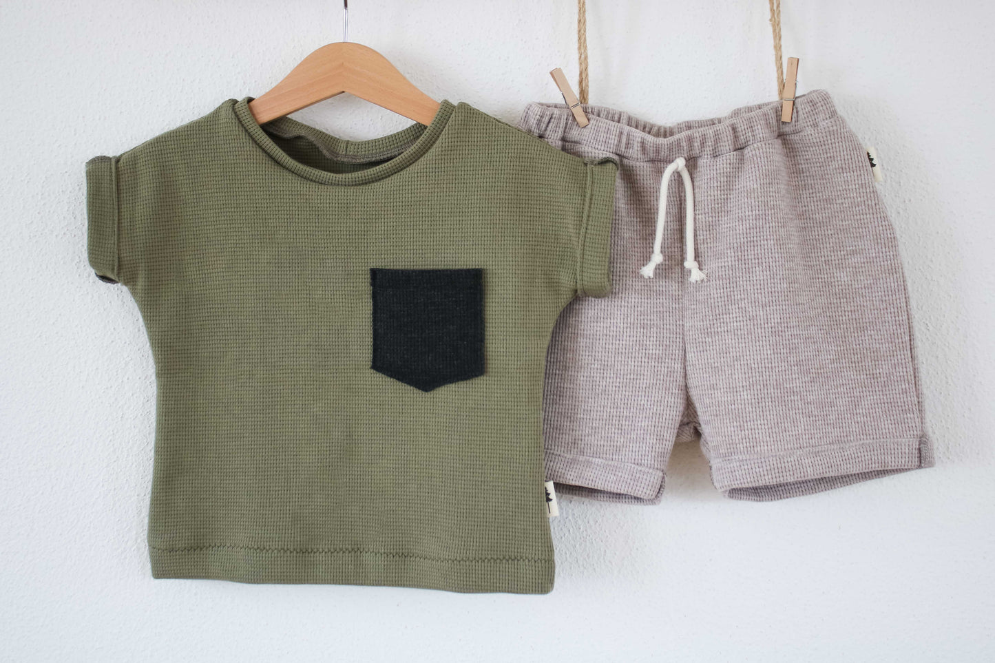 T-Shirt "Waffel" (Oliv) mit Tasche