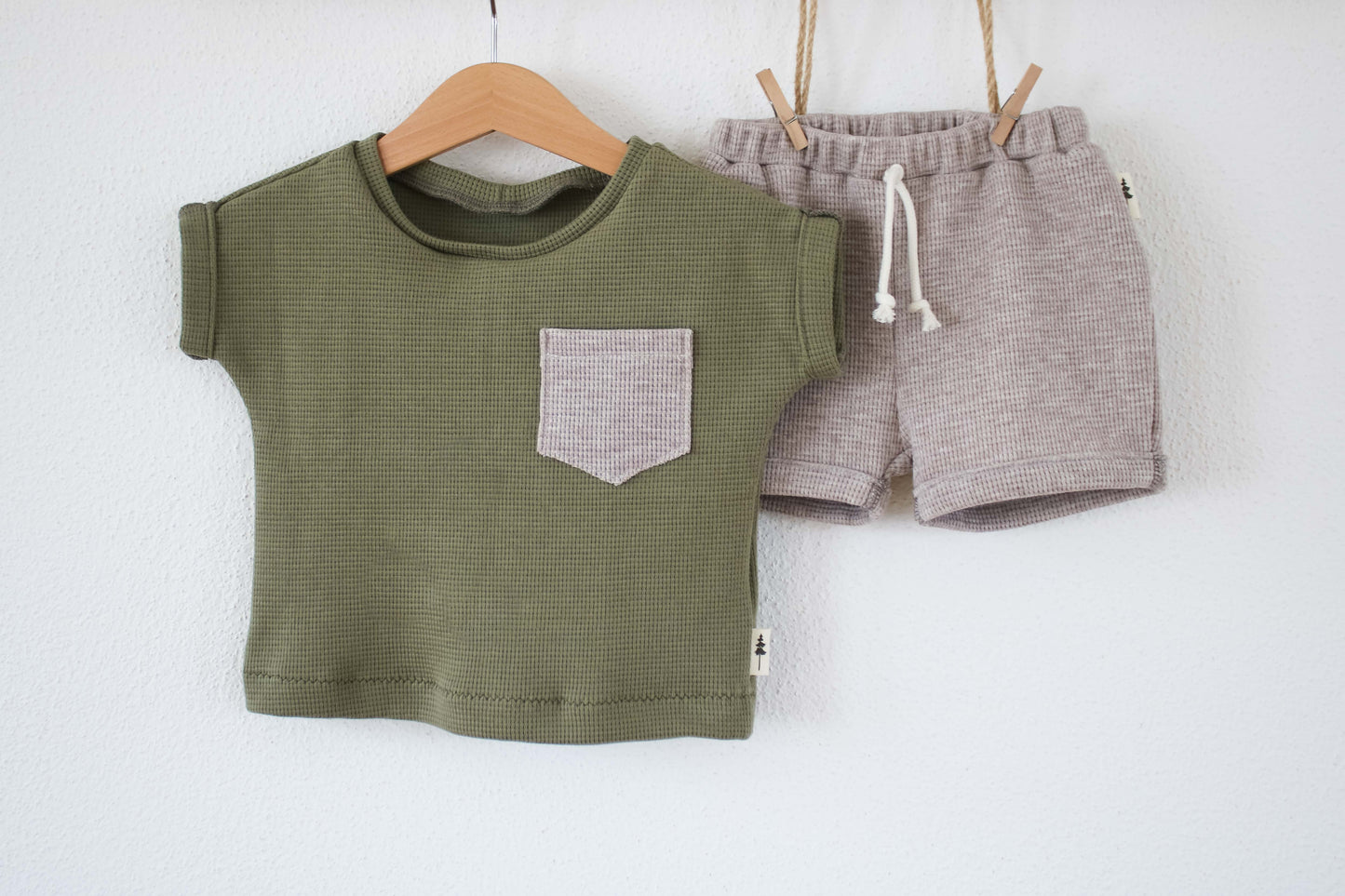 T-Shirt "Waffel" (Oliv) mit Tasche