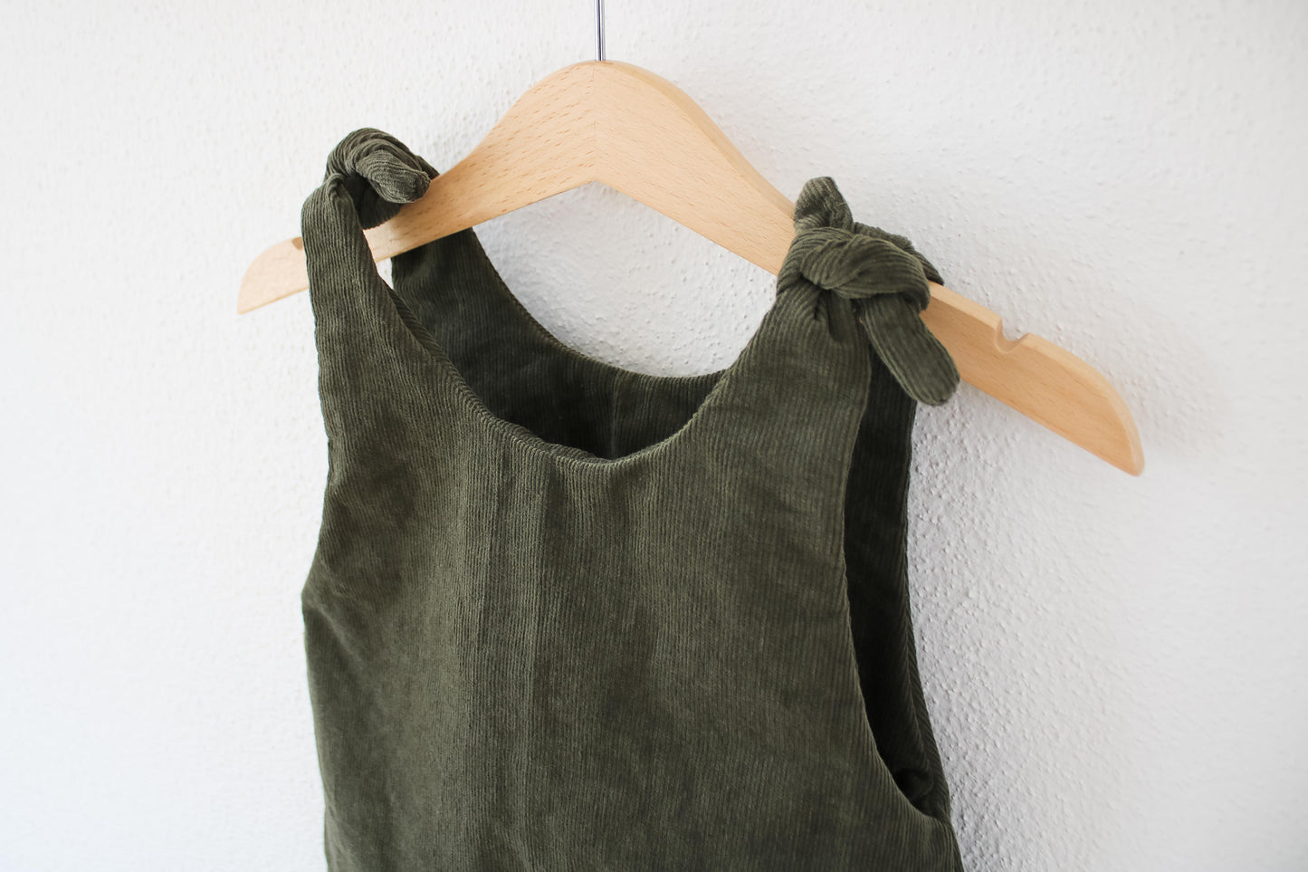 Latzhose "Feincord" (Oliv)