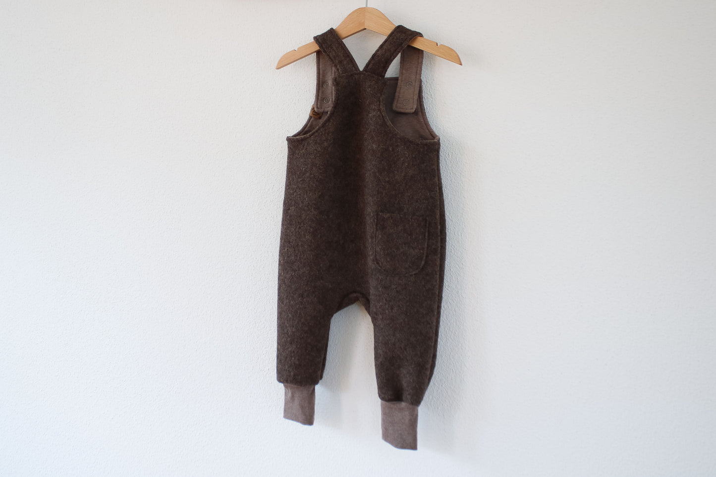 Wollwalk Latzhose (Braun meliert)