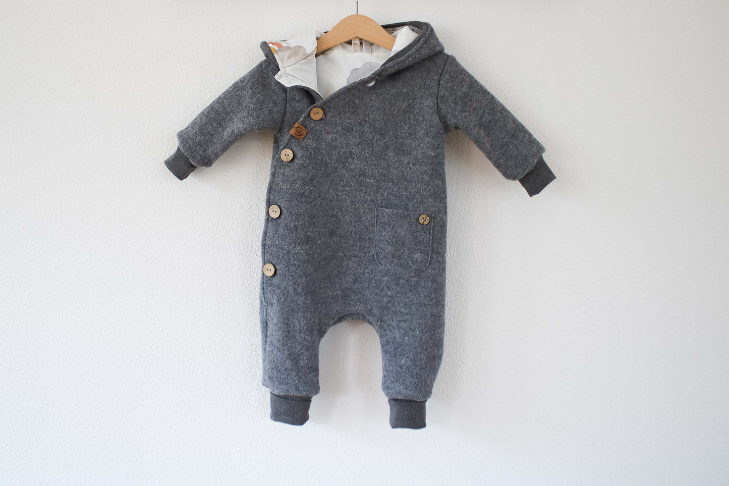 Wollwalk Overall "Regenbogen" (Hellgrau) mit Jerseyfutter