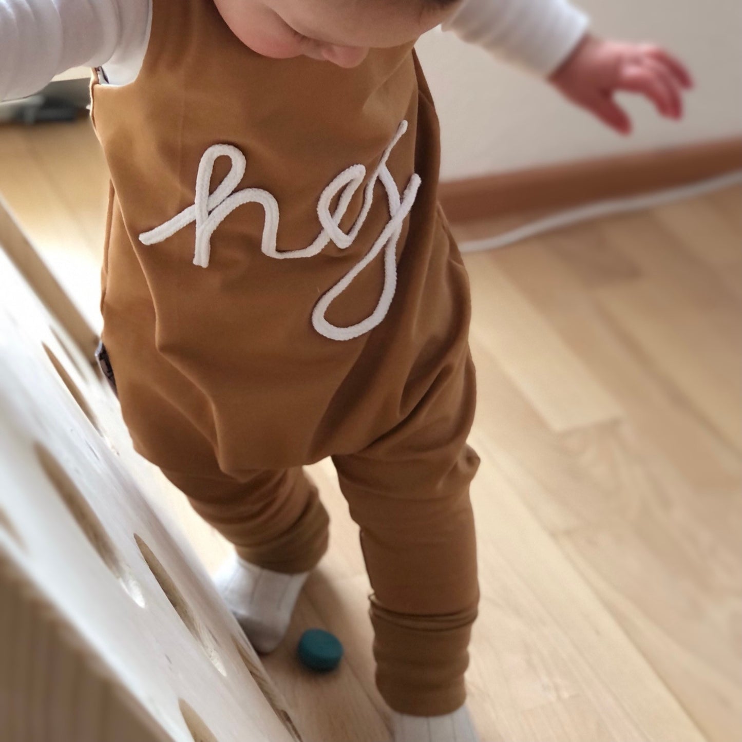 Einteiler "Hej" (Karamell)
