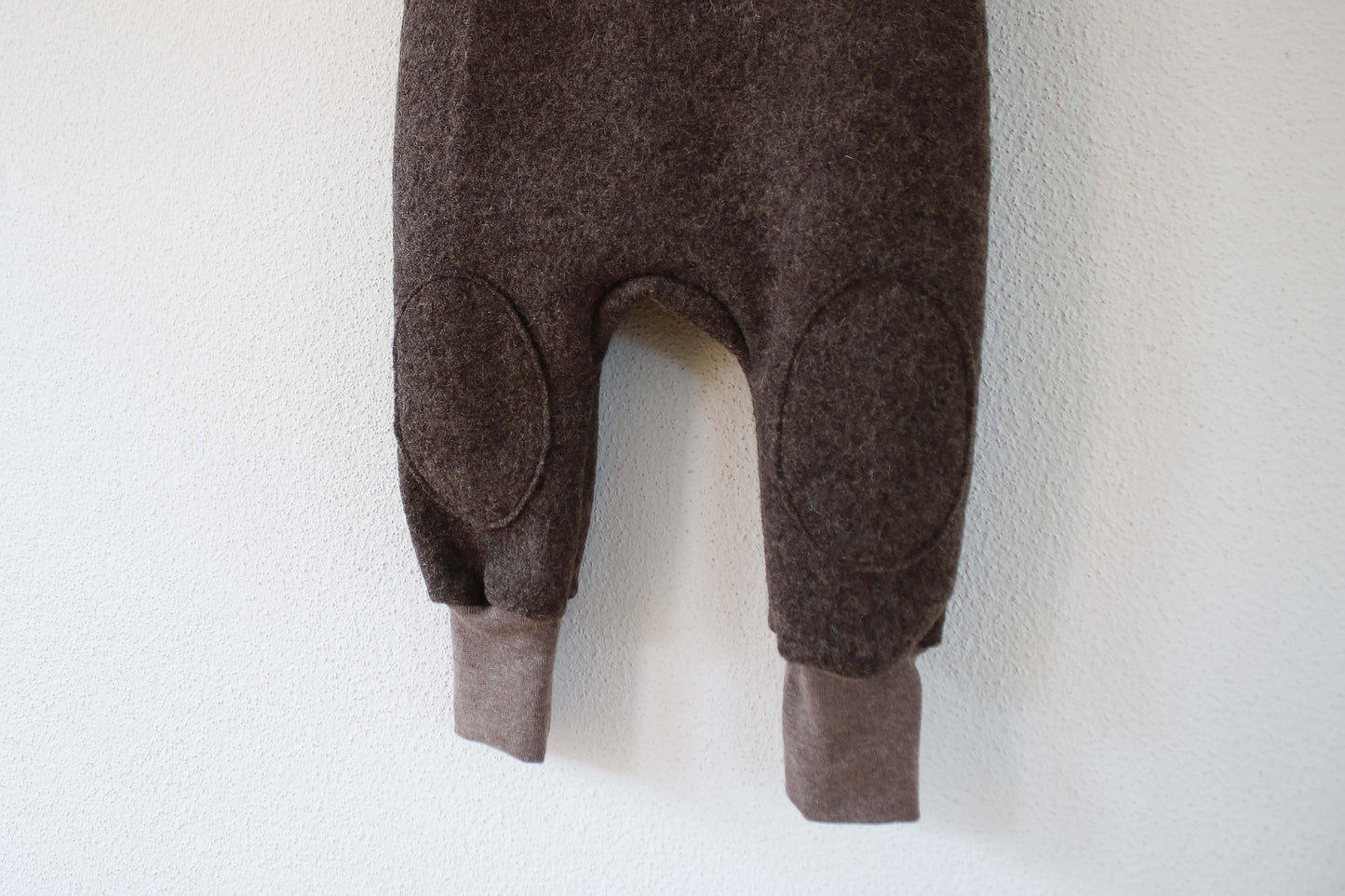 Wollwalk Latzhose (Braun meliert)