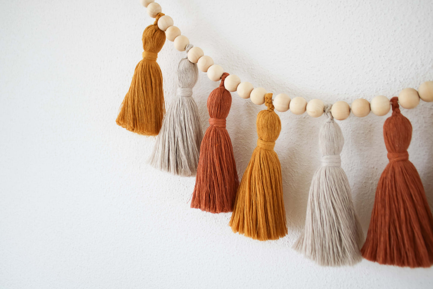 Girlande "Tassel - Senfgelb" (Holzperlen & Bio-Baumwolle)