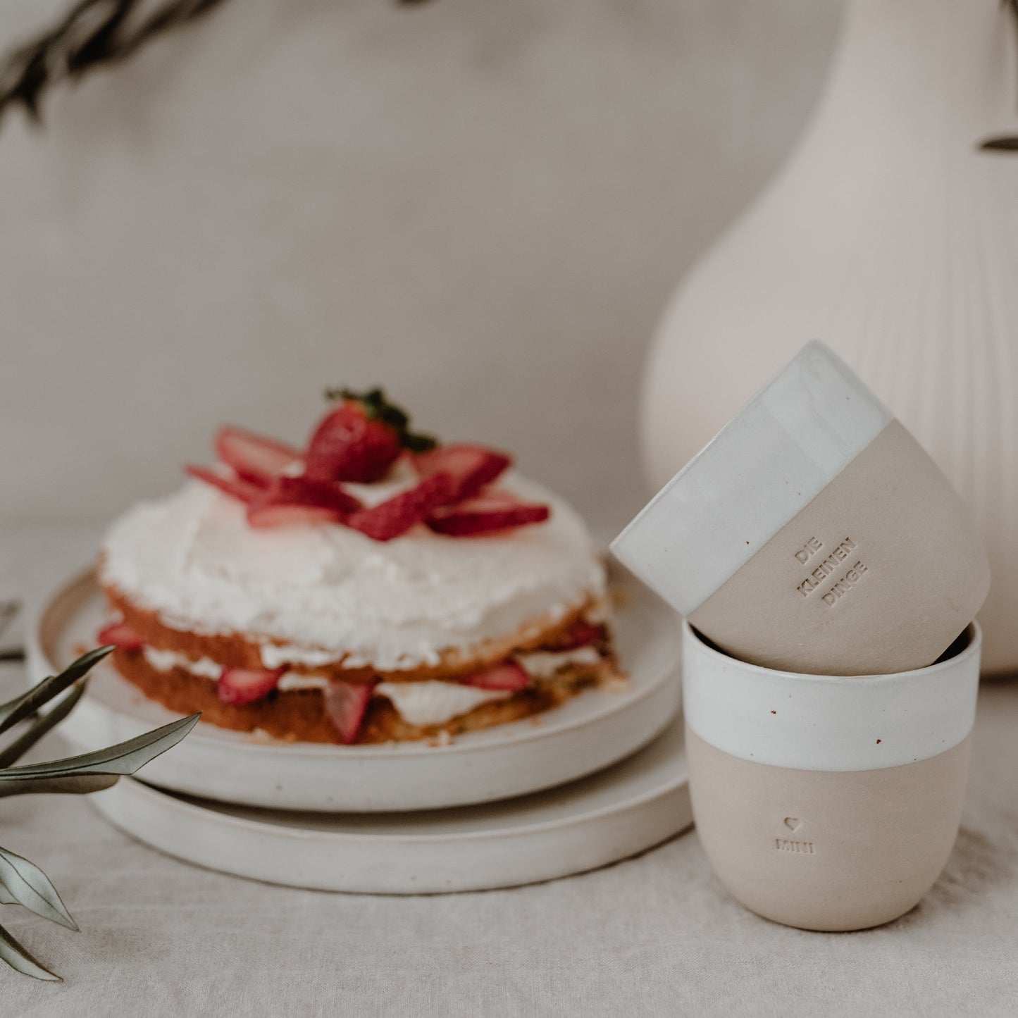 Eulenschnitt - kleiner Steingut Becher "Mini" (natur/weiß)