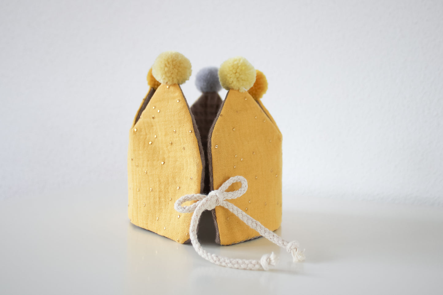 Stoffkrone zum Binden "Kinder-Geburtstag & Co" (Smokey Beige/Senfgelb)