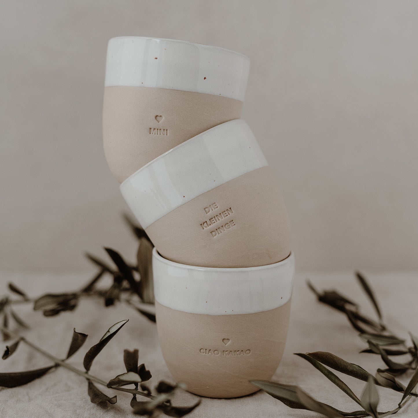 Eulenschnitt - kleiner Steingut Becher "Kleine Dinge" (natur/weiß)