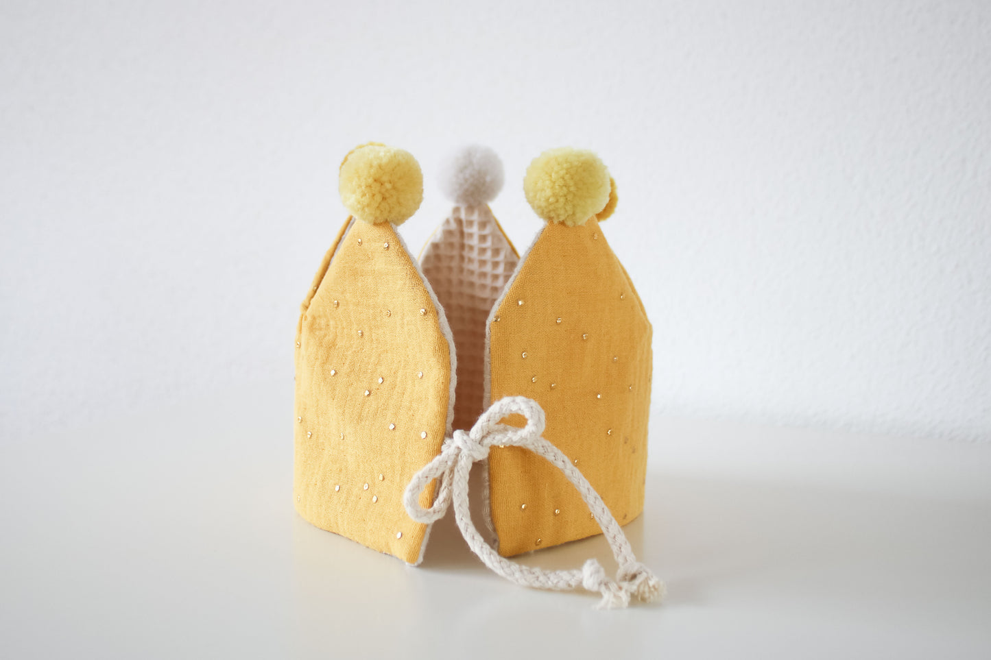 Stoffkrone zum Binden "Kinder-Geburtstag & Co" (Sand/Senfgelb)