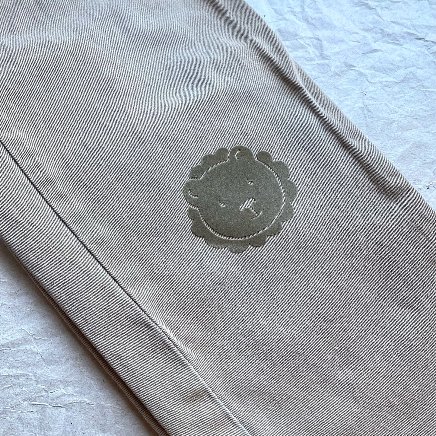 Bügelmotiv "Löwe" (Khaki/Beige) mit Verstärkung