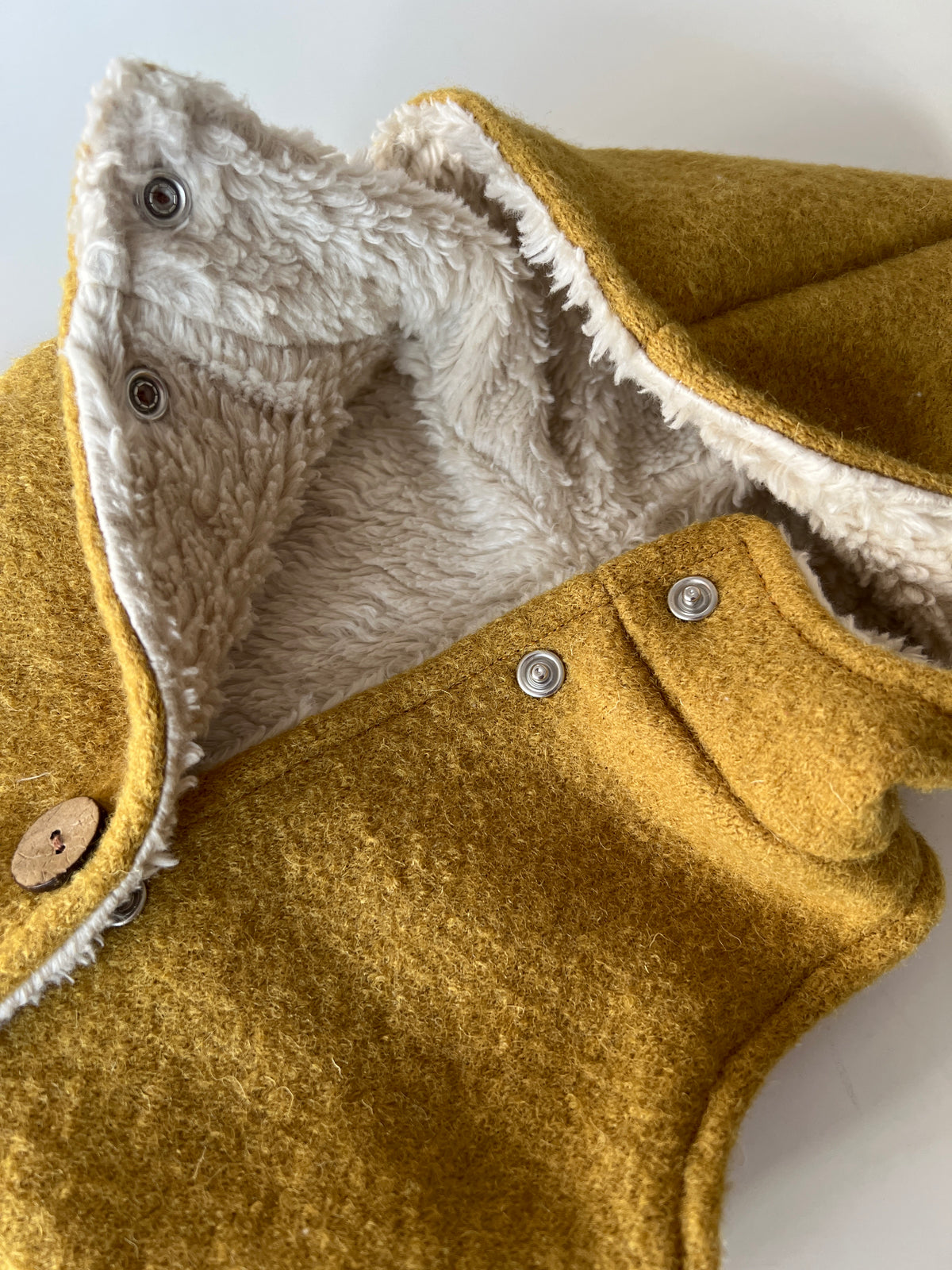 Wollwalk Weste (Senfgelb) mit Teddyfutter