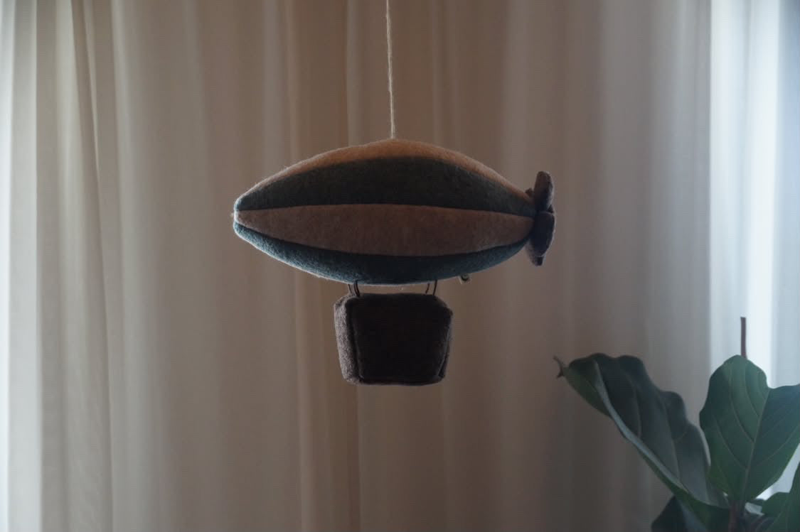 Zirben-Mobile "Zeppelin" aus reiner Schurwolle
