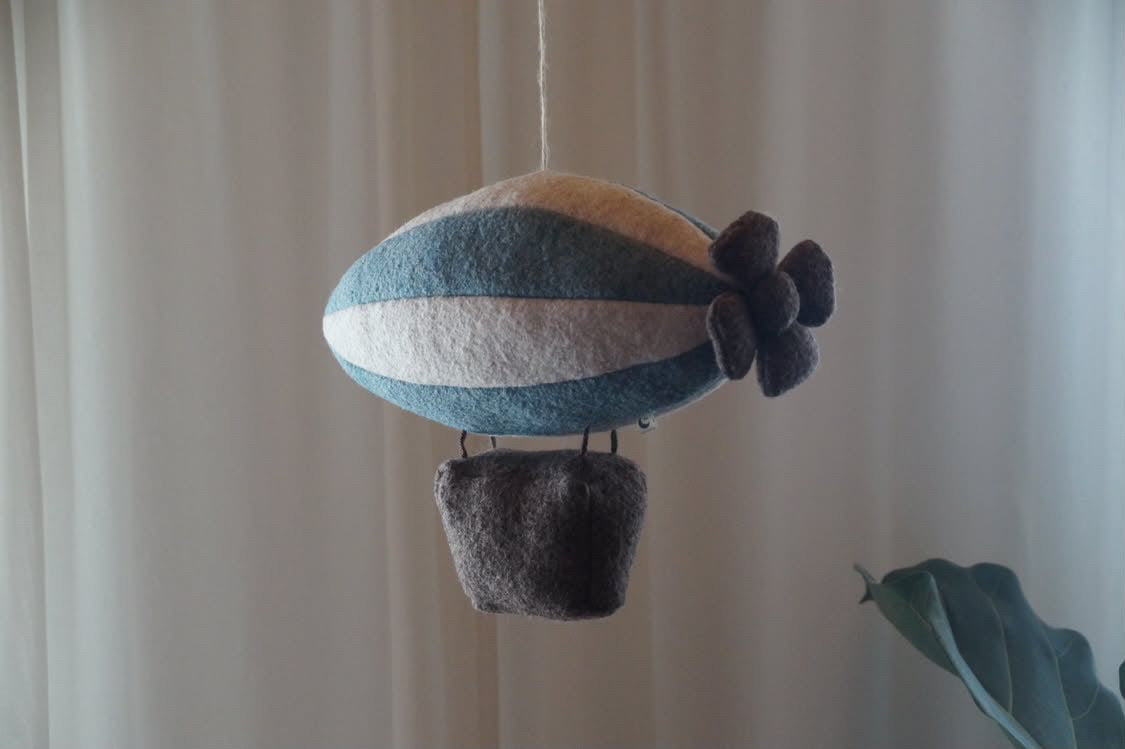 Zirben-Mobile "Zeppelin" aus reiner Schurwolle