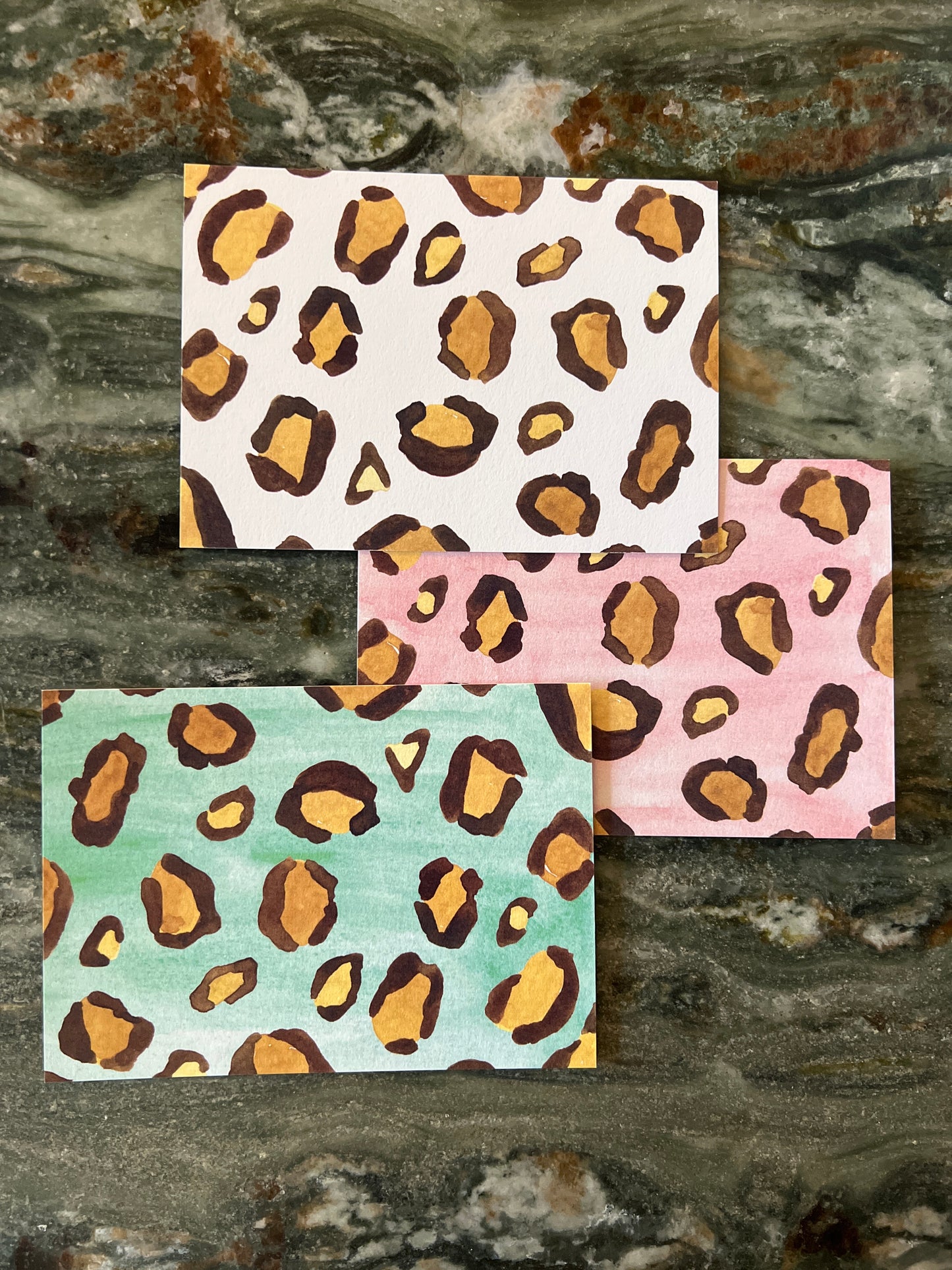 Postkarte "Leo" (handgemalt) weiß/grün/rosa