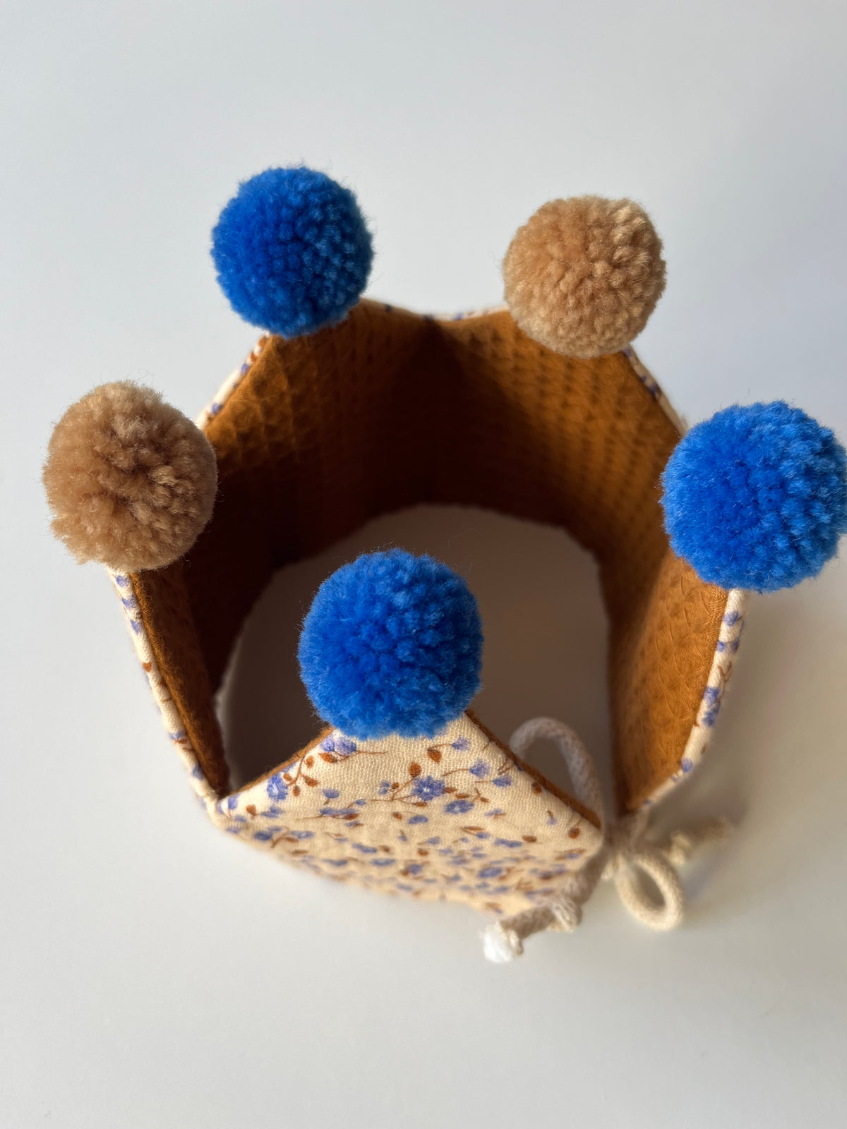 Stoffkrone zum Binden "Kinder-Geburtstag & Co" (Smokey Beige/Kornblume und Kupfer/Kornblume)