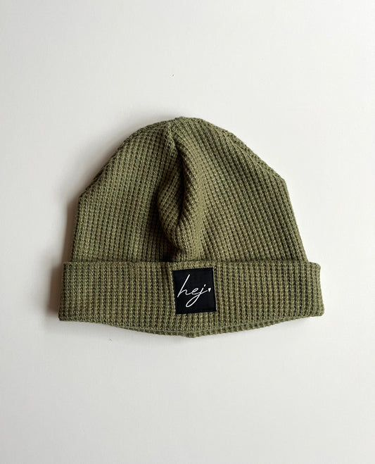 Strick Beanie "HEJ" (Oliv)