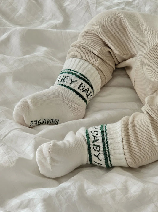 "HEY BABY" Socken (Grün) von famvibes