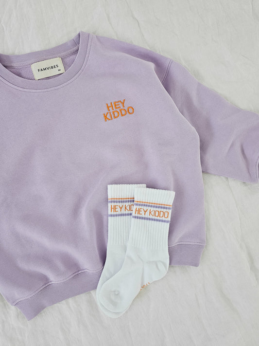 "HEY KIDDO" Sweater (Lavendel) von famvibes