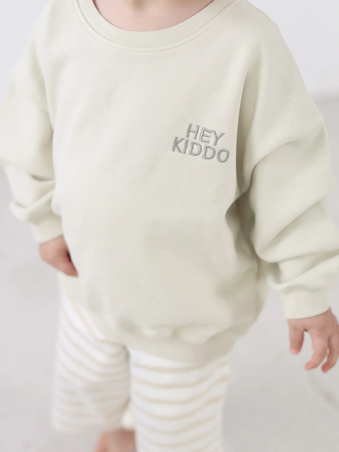 "HEY KIDDO" Sweater (Beige) von famvibes