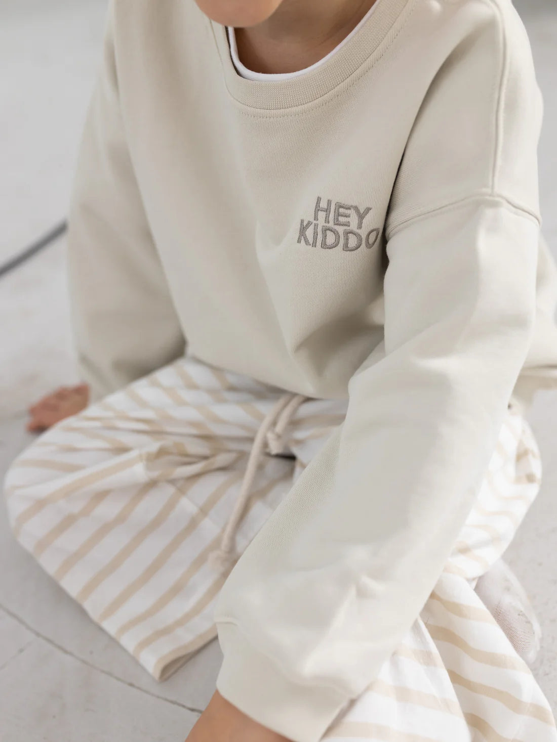 "HEY KIDDO" Sweater (Beige) von famvibes