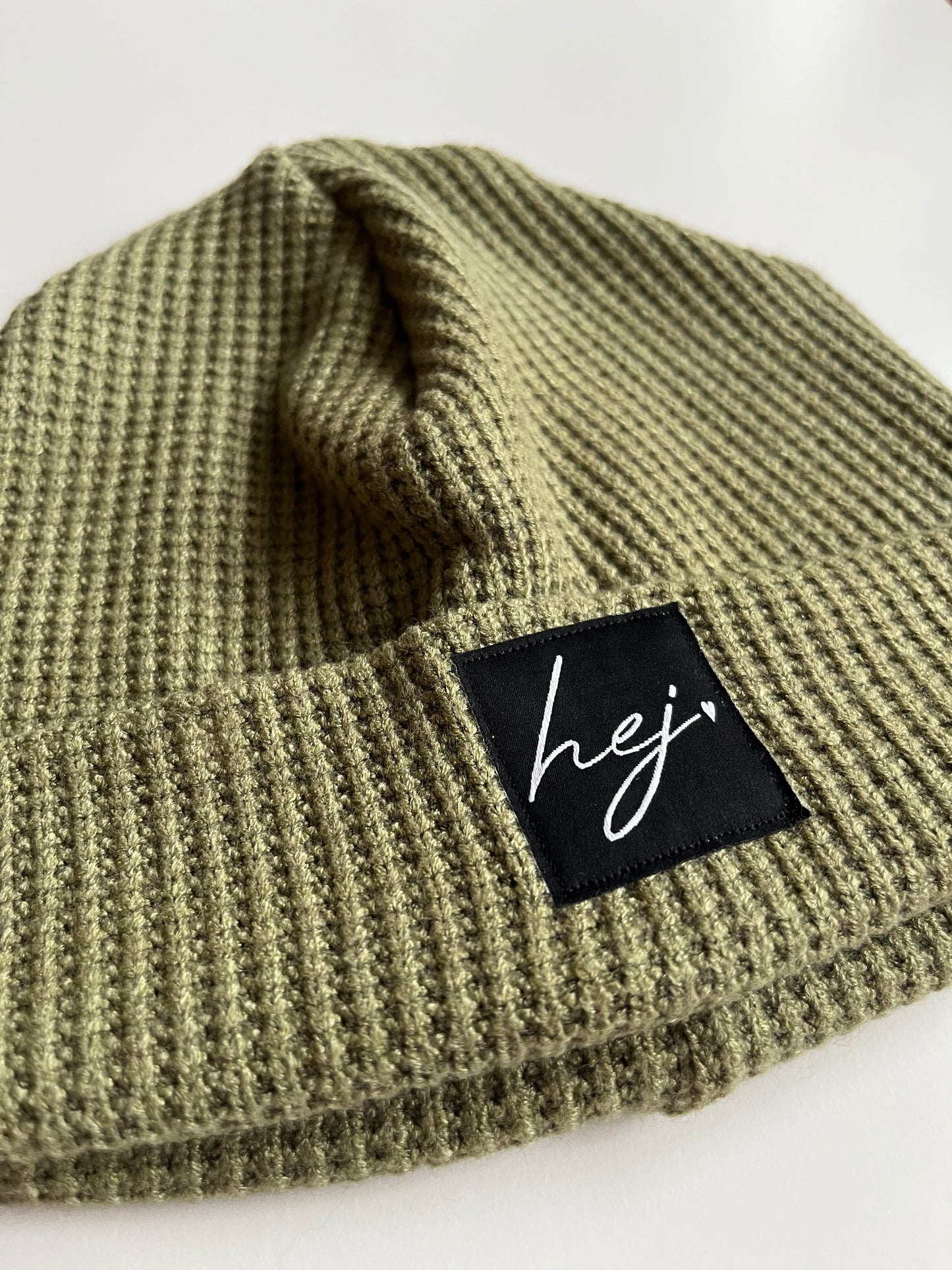 Strick Beanie "HEJ" (Oliv)