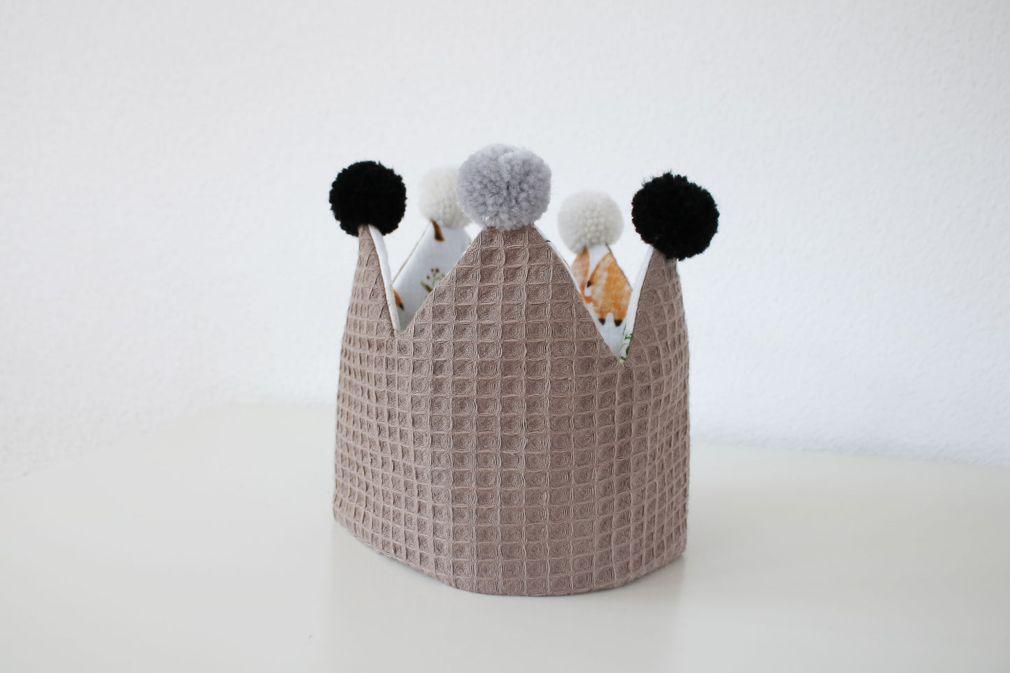 Geburtstagskrone "Musselin" (Smokey Beige/Fuchs) mit Pompons